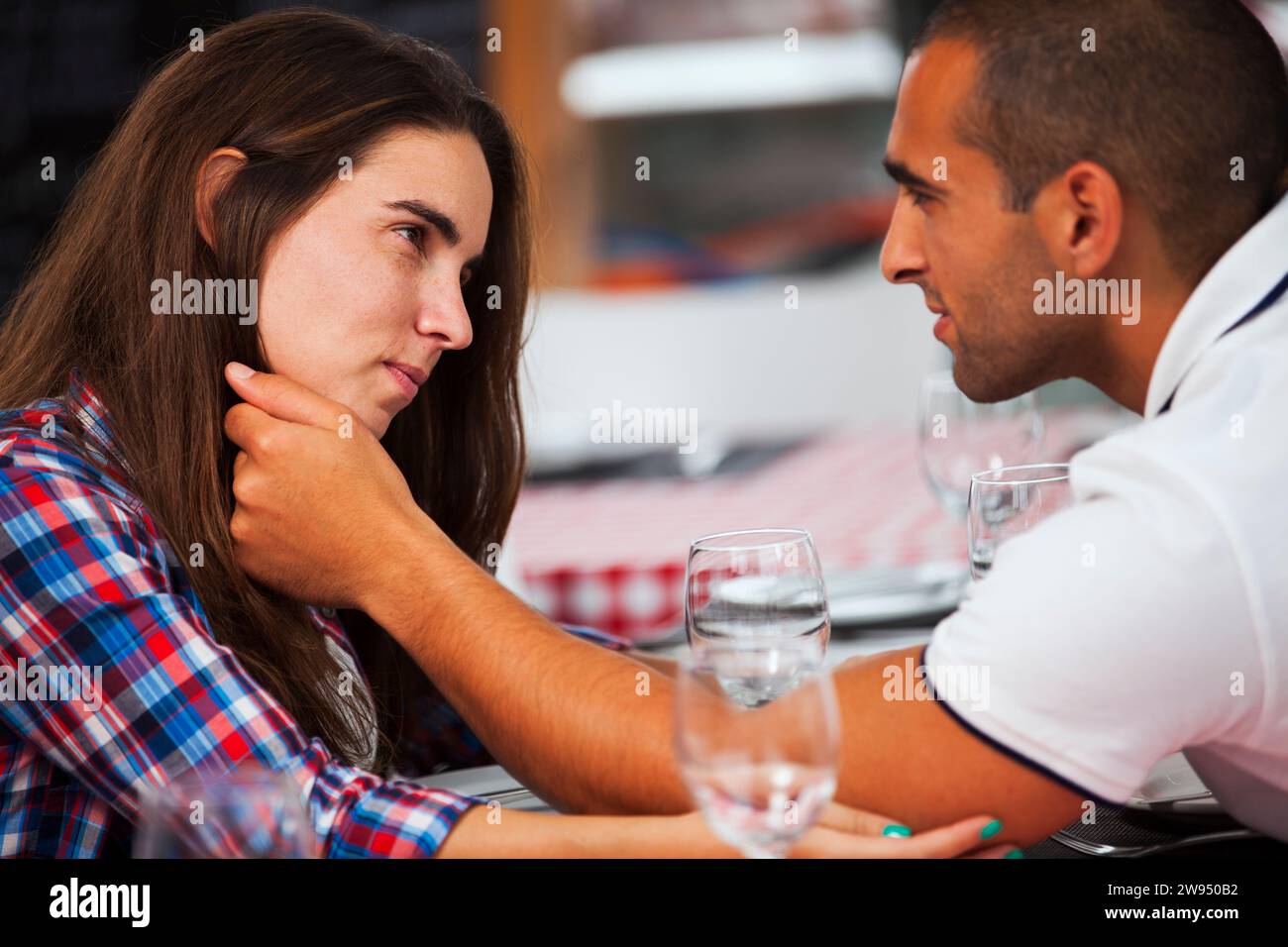 Ein Paar genießt ihre Liebe im Restaurant Stockfoto