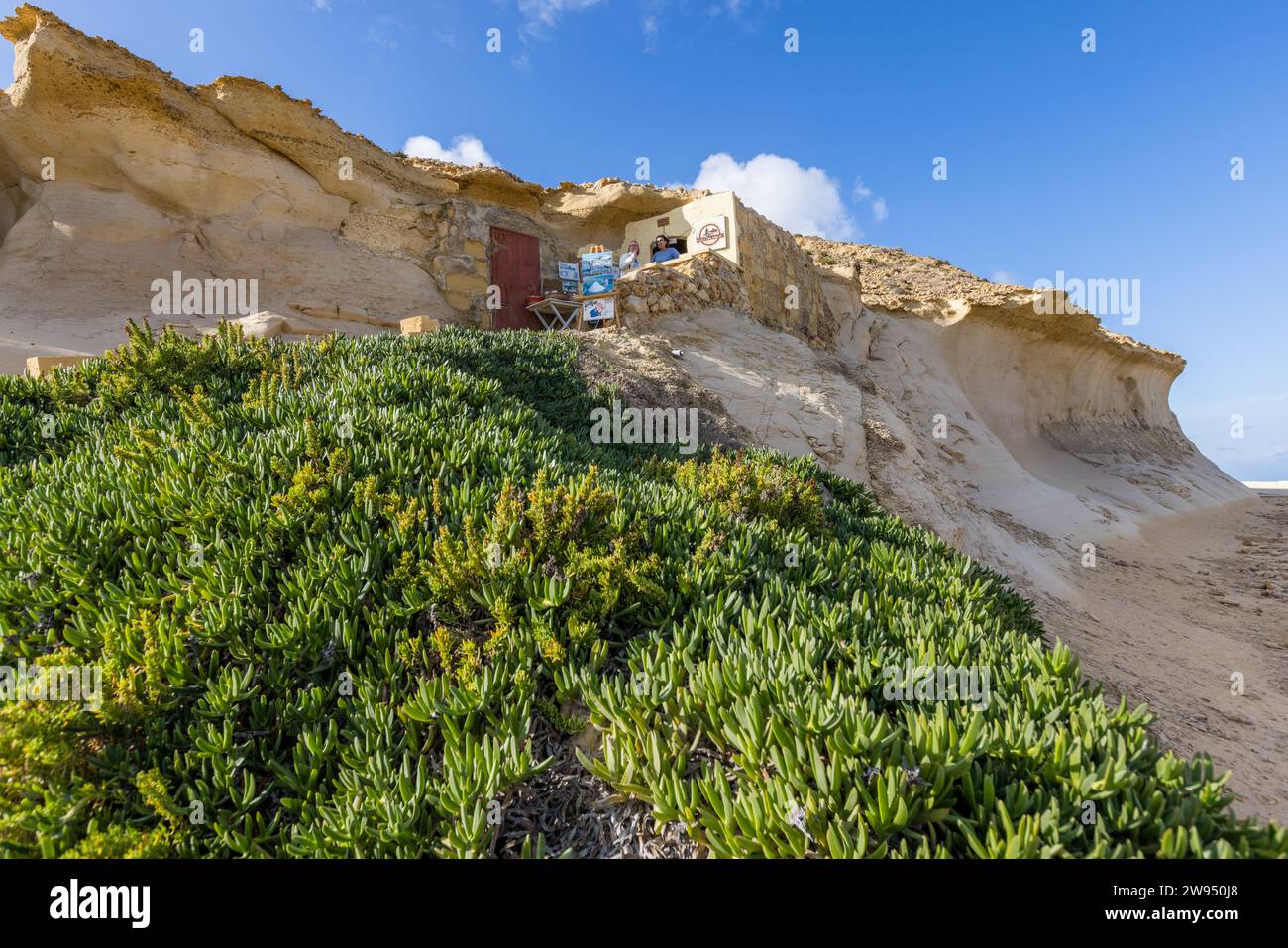 Lager- und Verkaufsraum der Familie Cini über den Salinen in der Bucht von Xwejni. Die Familie erntet hier seit 1860 Salz aus dem Mittelmeer. Leli Tal-Melh Salzladen in Xwejni in der Nähe von Marsalforn, Gozo, Malta Stockfoto