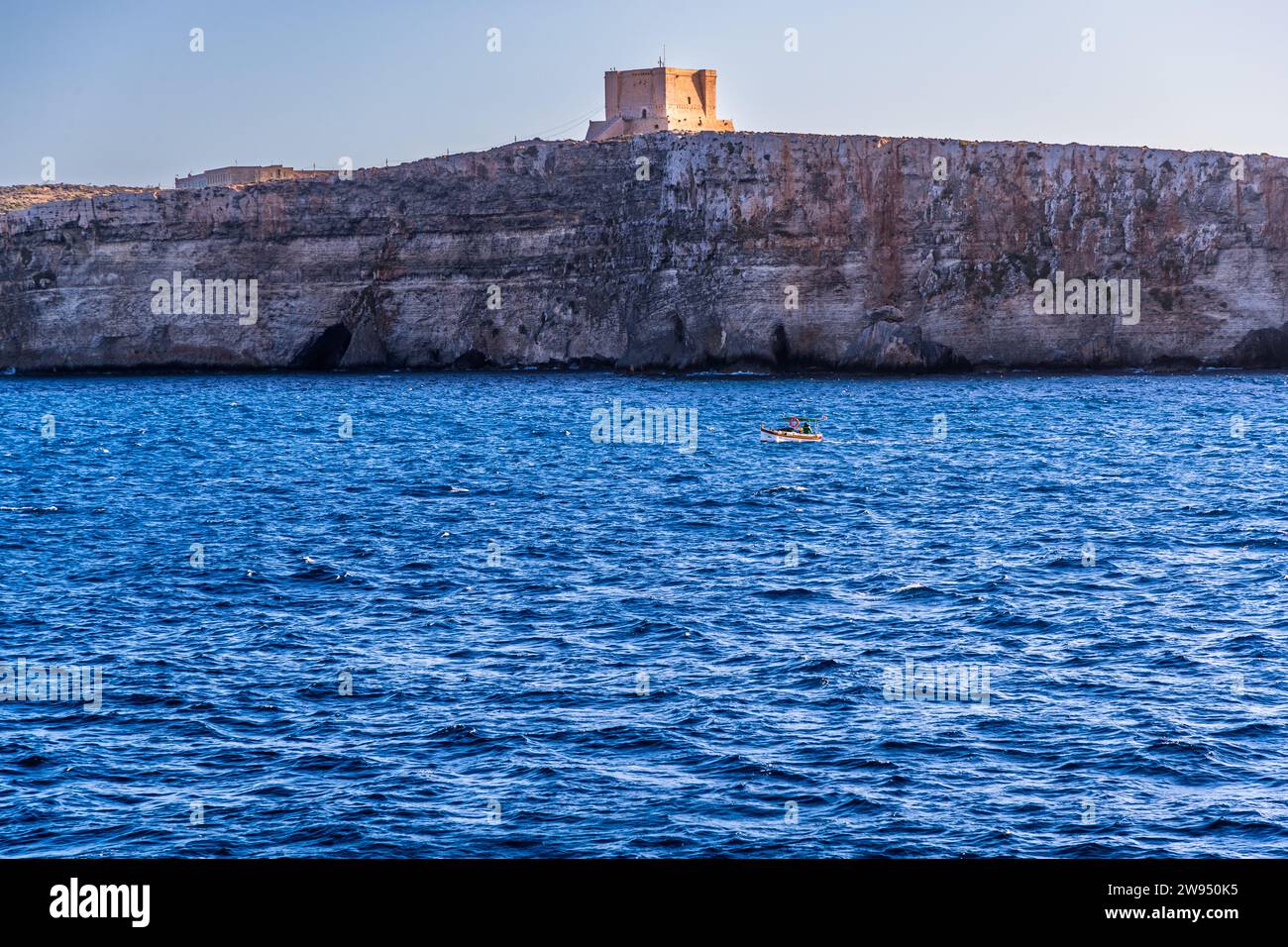 Fischerboot vor dem Santa Marija Tower Comino, Malta Stockfoto