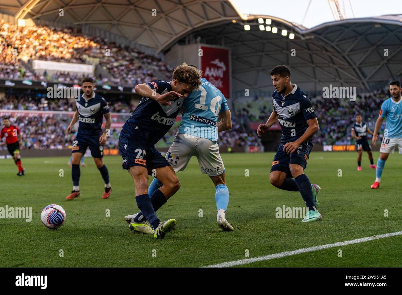 Melbourne, Australien. 23. Dezember 2023. Melbourne Victory FC Mittelfeldspieler Ryan Teague (#25) und Melbourne City FC Defender Aziz Behich (#16) turnieren während des Isuzu UTE A-League-Spiels zwischen Melbourne City FC und Melbourne Victory FC im AAMI Park in Melbourne, Australien. Quelle: James Forrester/Alamy Live News Stockfoto