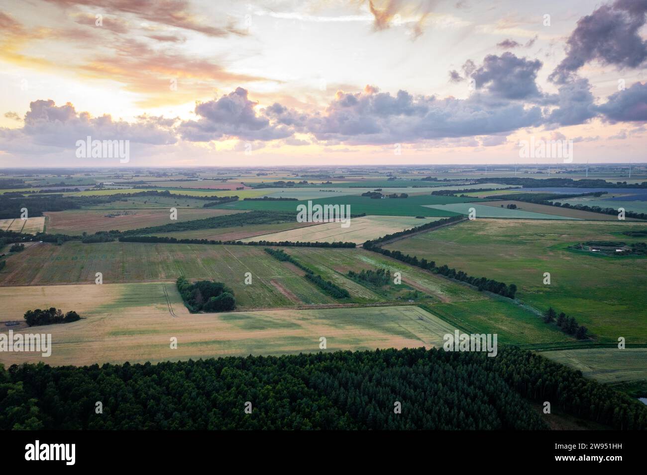 Luftpanorama Panoramablick auf Landschaft mit Feldern und Sonnenuntergang Stockfoto