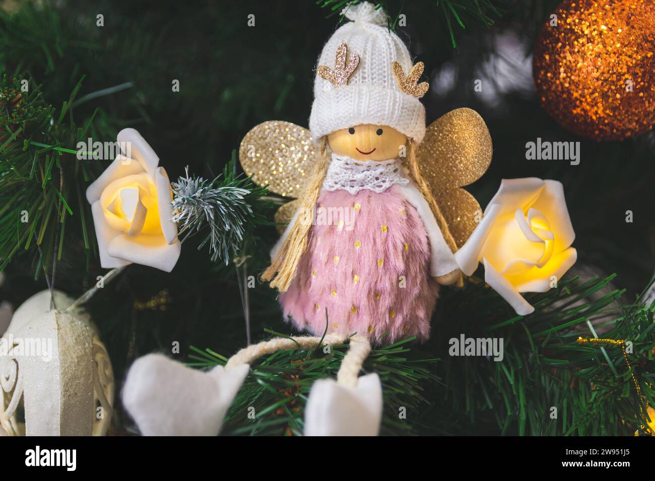 Weihnachtsbaumschmuck, lächelnde Engelsfigur Stockfoto