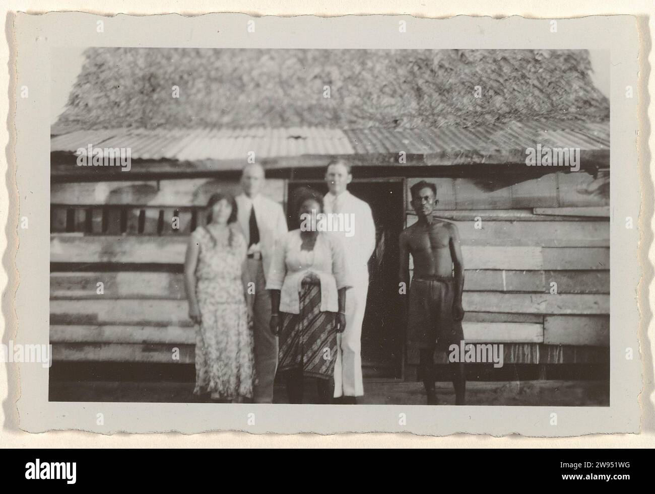 Drei europäische Männer, die mit einem javanisch-surinamischen Paar posieren, 1929–1930 fotografieren Suriname fotografisches Unterstützungsdorf Moengo. Albina Stockfoto