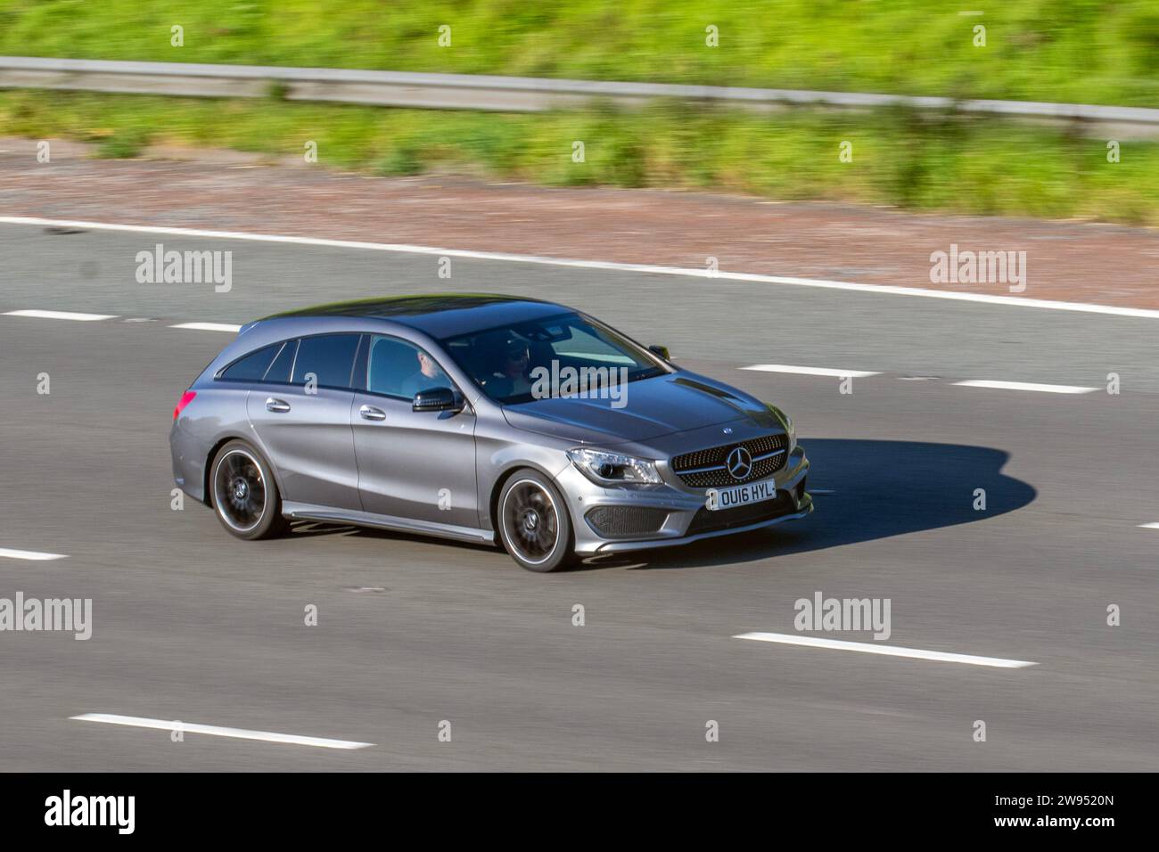2016 Mercedes-Benz CLA 220 AMG Sport D Auto Cla220d 177 7G-DCT Auto Start/Stop Grey Car Estate Diesel 2143 ccm; Fahrt auf der Autobahn M6 im Großraum Manchester, Großbritannien Stockfoto