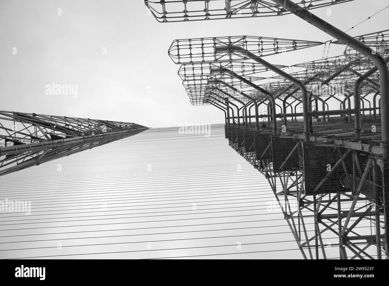 Hohe, rostige Gebäude mit einem komplexen Netzwerk von Drähten. Duga ist eine sowjetische Radarstation über dem Horizont für ein Frühdetektionssystem für den ICBM-Start Stockfoto