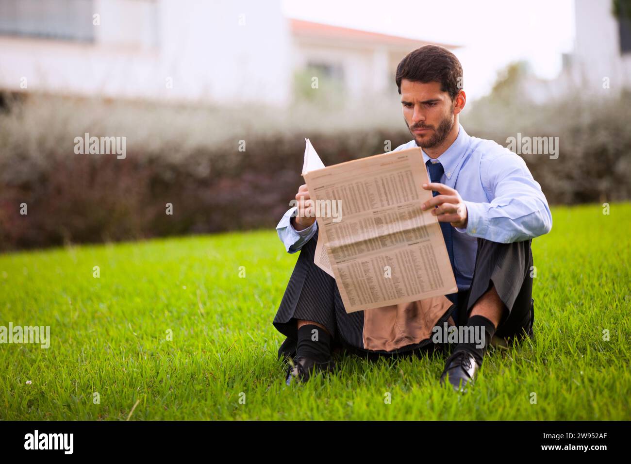Geschäftsmann, die Zeitung zu lesen Stockfoto