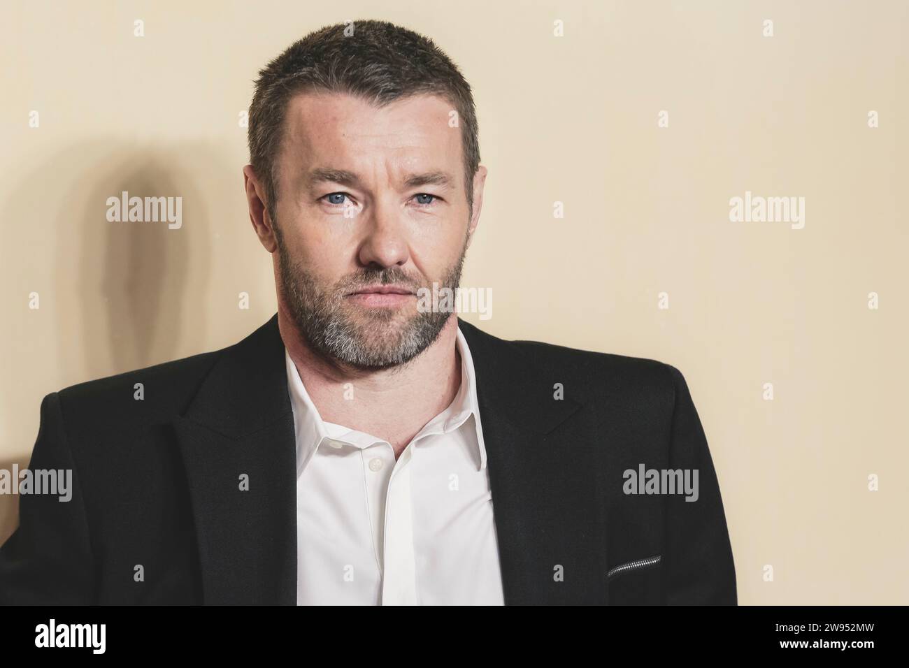 Joel Egerton, australischer Schauspieler und Filmemacher, nimmt an der Premiere „The Boys in the Boat“ Teil, Close Up of Face, London, UK Stockfoto