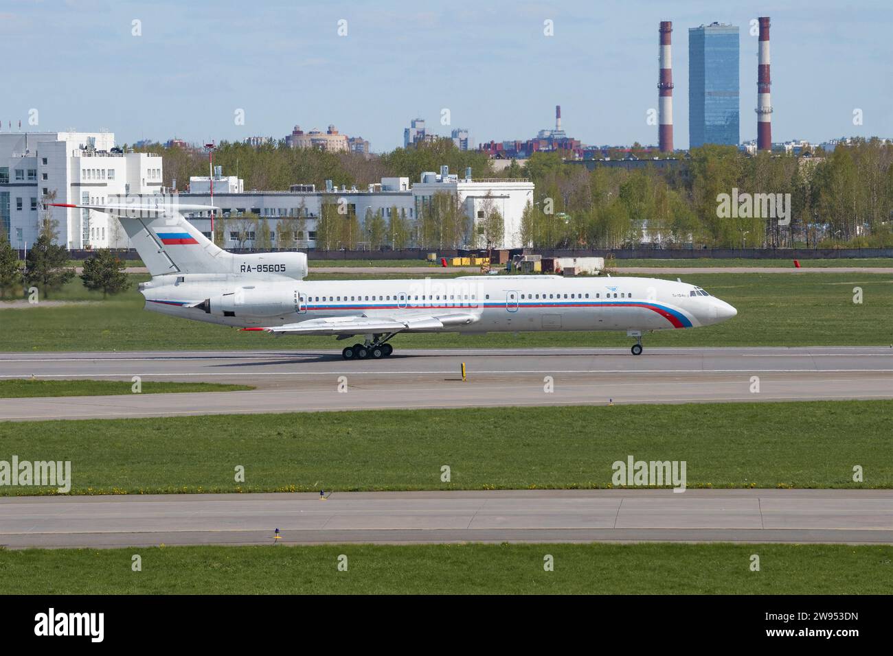SANKT PETERSBURG, RUSSLAND - 20. MAI 2022: Sowjetisches Flugzeug Tu-154B-2 (RA-85605) auf dem Flughafen Pulkowo an einem sonnigen Maitag Stockfoto