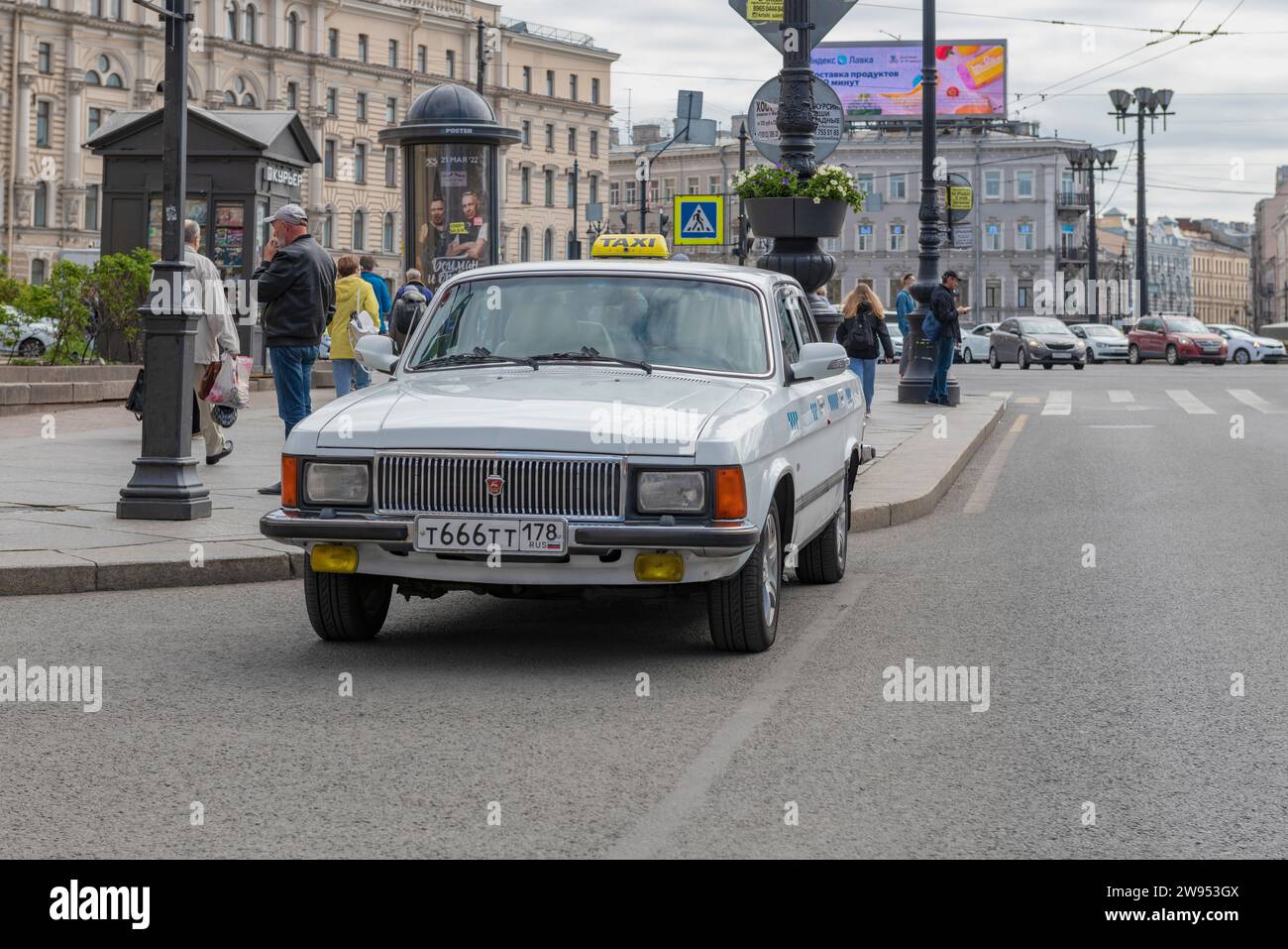 SANKT PETERSBURG, RUSSLAND - 23. MAI 2022: Taxi 'Wolga' GAZ-3102 in der Stadtlandschaft an einem bewölkten Maitag Stockfoto