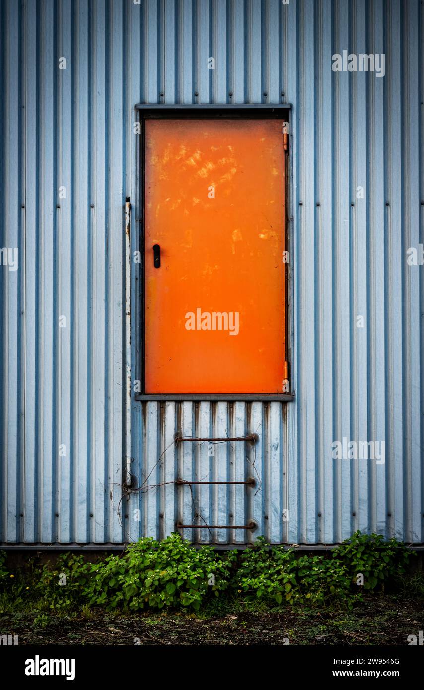 Orangefarbene Tür mit linearem Hintergrund Stockfoto