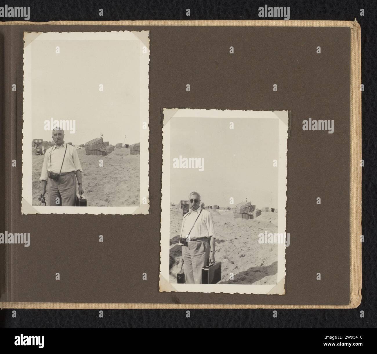 Eugen Wachenheimer am Strand mit einer Kamera um den Hals, August 1933, Travemünde, Familie Wachenheimer (evtl.), 1933 Foto Leaf enthält zwei Fotos. Alle Fotos von Eugen Wachenheimer. Aus dem Album, halbgroßer, cremefarbener Staubmantel mit Kordelbindung und Jobmotiv. Travemünder fotografische Unterstützung. Karton Gelatine Silberdruck die Familie reist, im Urlaub Travemünde Stockfoto