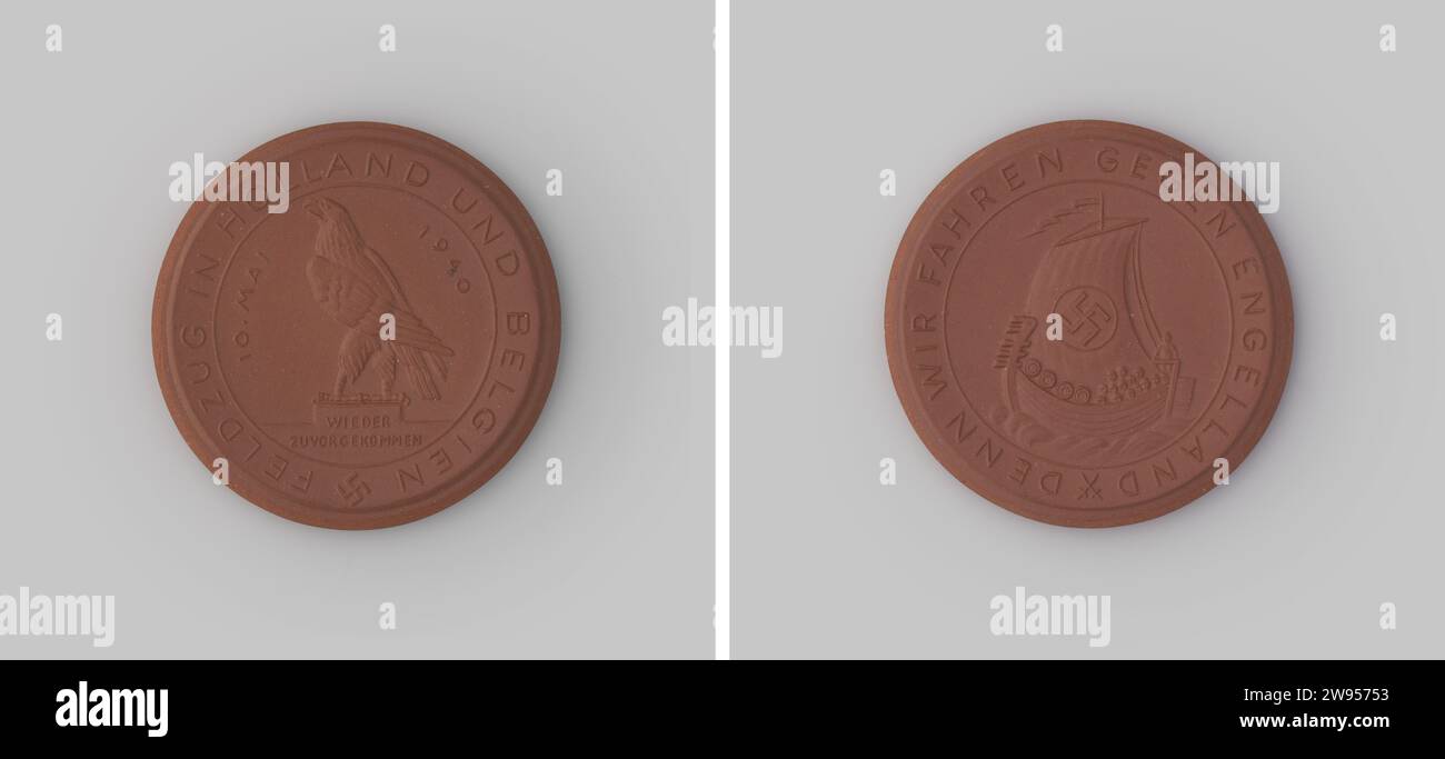 Deutsche Invasion der Niederlande und Belgiens am 10. Mai 1940, Meissener Porzellan Manufaktur, 1940 Medaille zum Gedenken an braunen Ton (Boettger-SteenGoed); Vorderseite: Stehender Adler im Profil nach links, mit Inschrift „Wieder zuvorgekommen“ und „10. Mai 1940') und Umkehrung der Innenlinien („Feldzug in Holland und Belgien“), mit unter einem Hakenkreuz; Umkehrung: Segelschiff nach links, mit einem Hakenkreuz, Umkehrung der Innenlinien („Denn wir fahren gegen England“), mit zwei gekreuzten Schwertern (Marke). Floattonschlag (Metallbearbeitung) Stockfoto