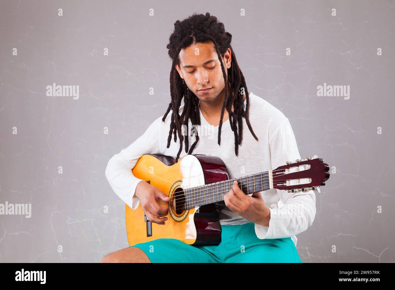 rastafari-Mann mit klassischer Gitarre Stockfoto