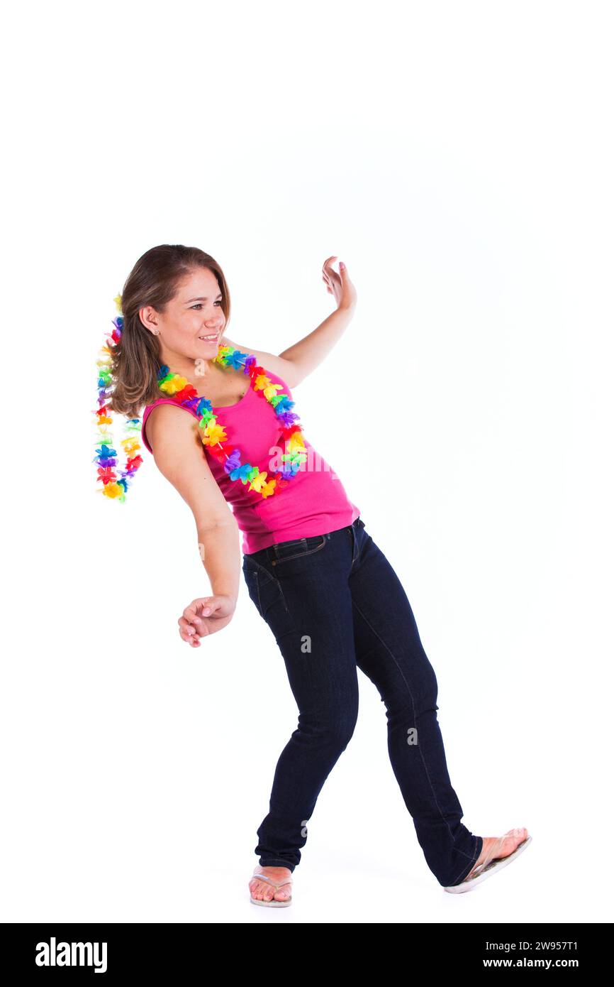 Glückliche Hula-Tänzerin mit einem Kranz (isoliert auf weiss) Stockfoto