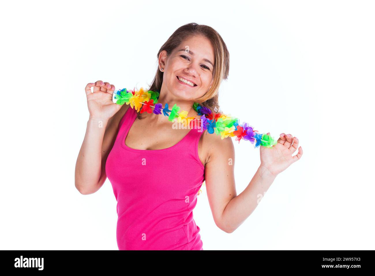 Glückliche Hula-Tänzerin mit einem Kranz (isoliert auf weiss) Stockfoto
