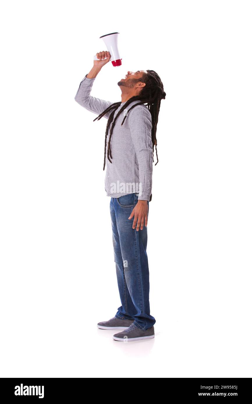 Hübscher rastafari-Mann, der über das Megaphon spricht Stockfoto