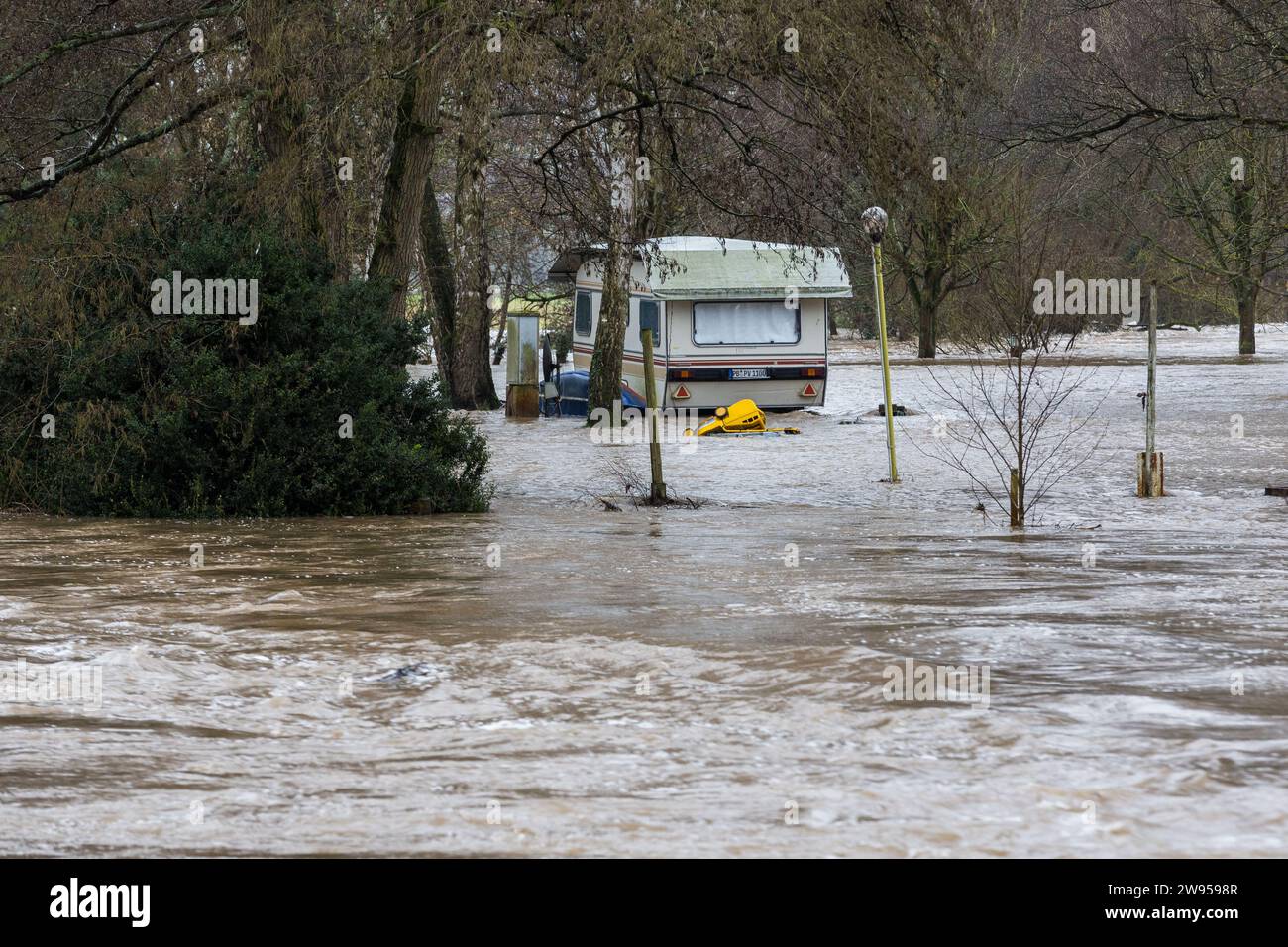 Hochwasser in Trendelburg, der Nebenfluss Diemel überflutet das Flussufer, 24. Dezember 2024, Trendelburg / Hessen / Deutschland, Foto: Karsten Socher Fotografie / www.KS-FOTOGRAFIE.net - Fotograf in Kassel Stockfoto