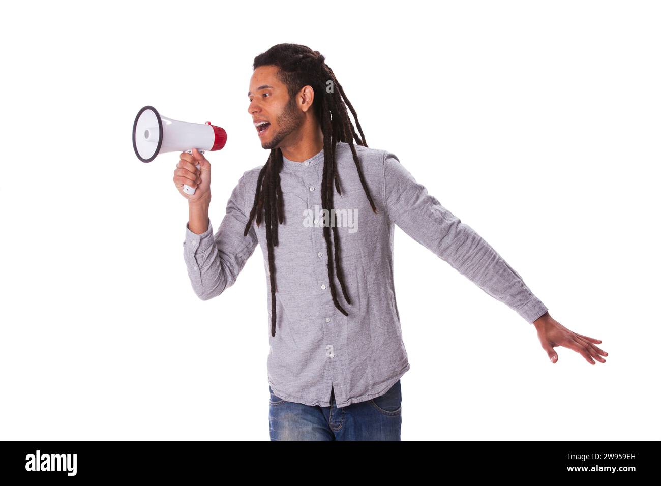 Hübscher rastafari-Mann, der über das Megaphon spricht Stockfoto