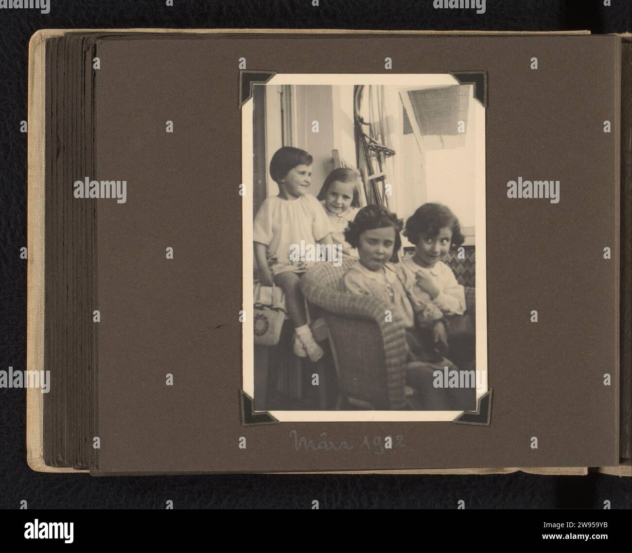 Isabel Wachenheimer auf dem Balkon mit drei unbekannten Freundinnen, März 1932, München/Stuttgart?, Familie Wachenheimer (möglich), 1932 Foto Leaf enthält ein Foto von Isabel Wachenheimer. Aus dem Album, halbgroßer, cremefarbener Staubmantel mit Kordelbindung und Jobmotiv. Fotoförderung Deutschland. Karton Gelatine Silberdruck Familienleben zu Hause Deutschland Stockfoto