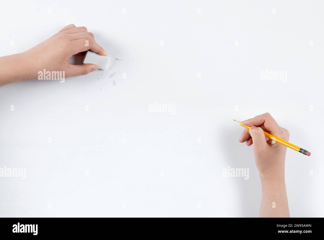 Leere Stelle auf weißem Skizzenbuch und Hand mit Bleistift Stockfoto