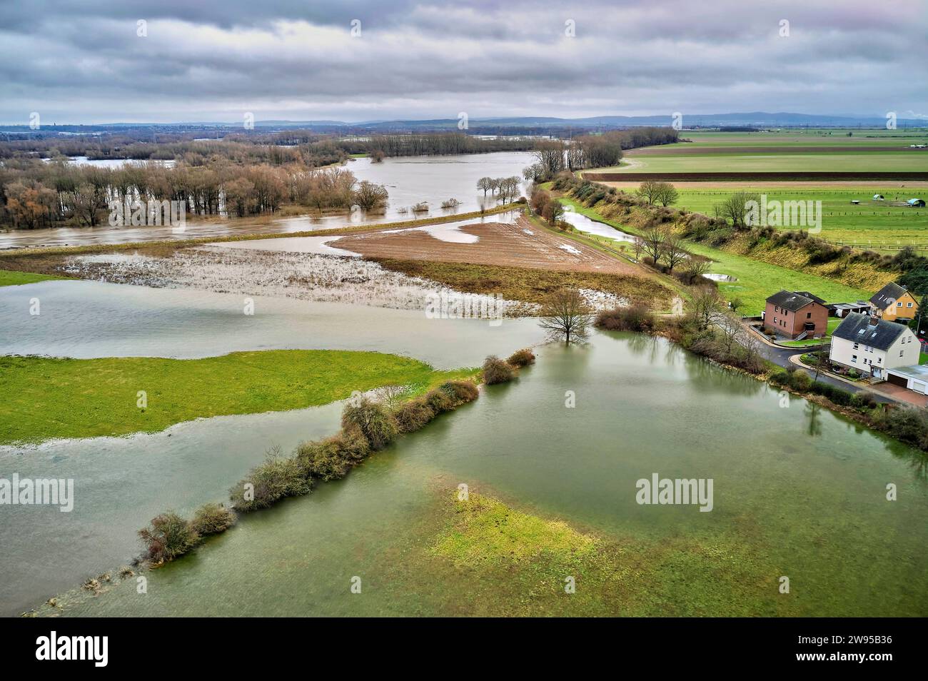 Überschwemmungen und Hochwasser nach starken Regenfällen in der Region Hannover. Im Bild über das Ufer getretene Leine bei Koldingen, 24.12.2023 *** Hochwasser und Hochwasser nach Starkregen in der Region Hannover Leine überquert ihr Ufer bei Koldingen im Bild, 24 12 2023 Foto:Xu.xStammx/xFuturexImagex hochwasser 3224 Stockfoto