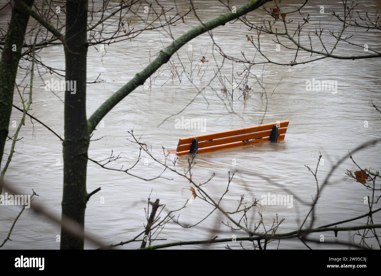 Marburg, Deutschland. Dezember 2023. Eine Bank steht im Hochwasser der