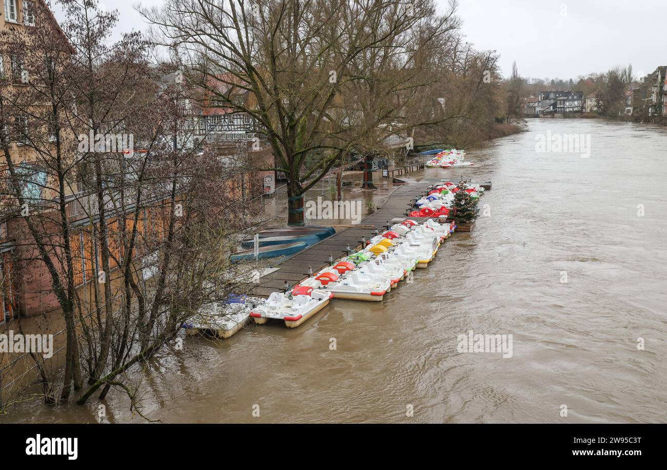 Marburg, Deutschland. Dezember 2023. Tretboote liegen auf dem Anleger