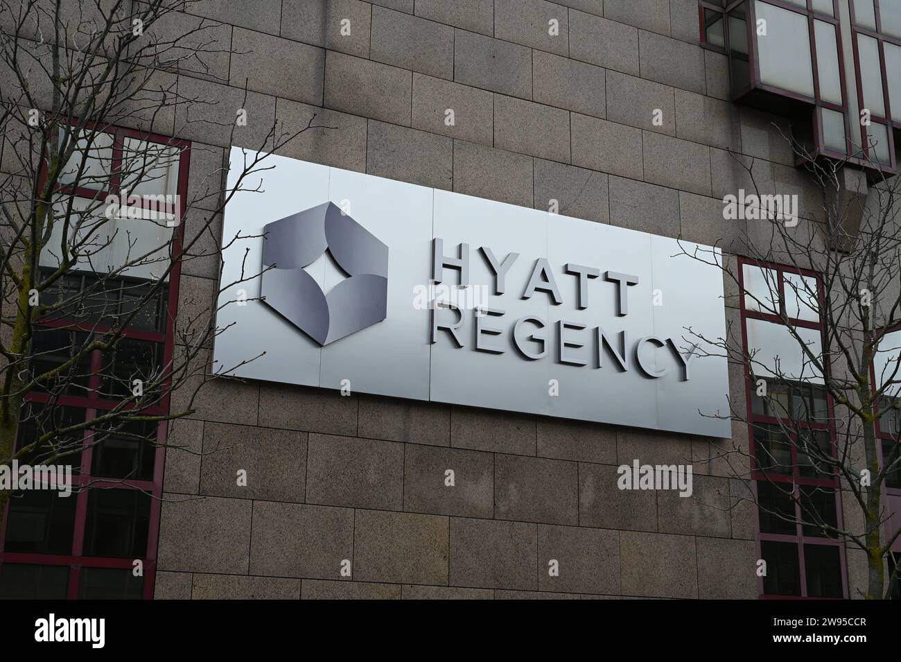 Logo, Schriftzug der Hotelkette Hyatt Regency an der Wand des Hotels. Hyatt ist eine der weltweit größten Hotelketten *** Hyatt Regency Hotelkette Logo, Schriftzug an der Wand des Hotels Hyatt ist eine der größten Hotelketten der Welt Stockfoto