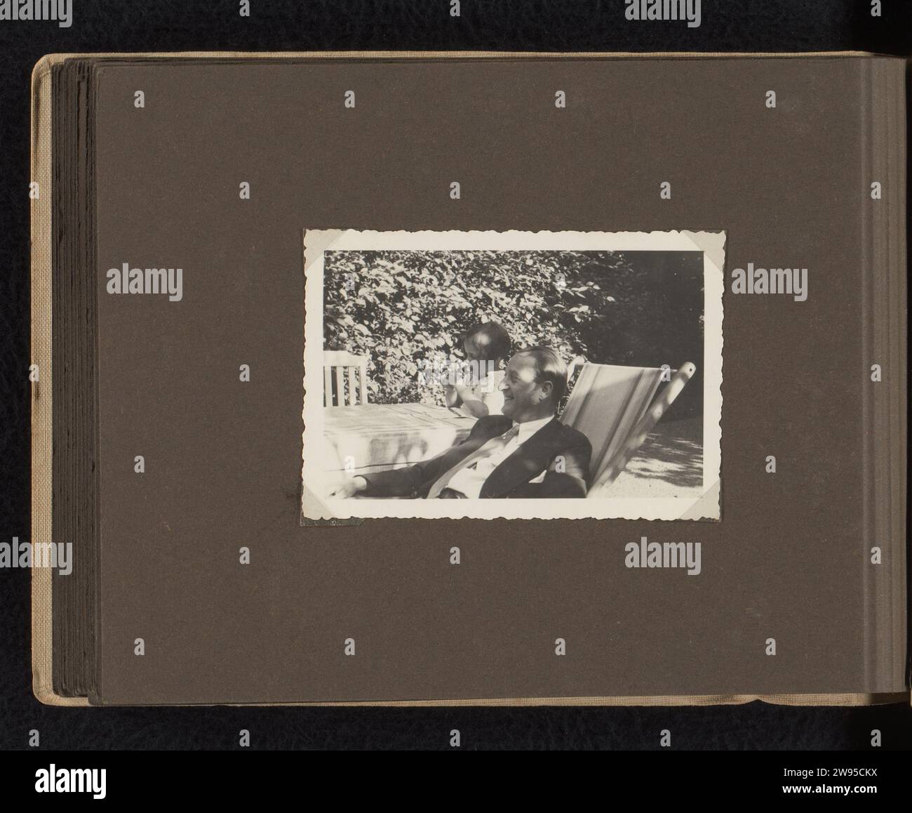 Isabel Wachenheimer mit ihrem Onkel Willy Moos auf einer Terrasse, 1932-1933, Deutschland, Familie Wachenheimer (möglich), 1932 - 1933 Foto Leaf enthält ein Foto. Alle Fotos von Isabel Wachenheimer und Willy Moos. Aus dem Album, halbgroßer, cremefarbener Staubmantel mit Kordelbindung und Jobmotiv. Fotoförderung Deutschland. Karton Gelatine Silberdruck Familienleben zu Hause Deutschland Stockfoto