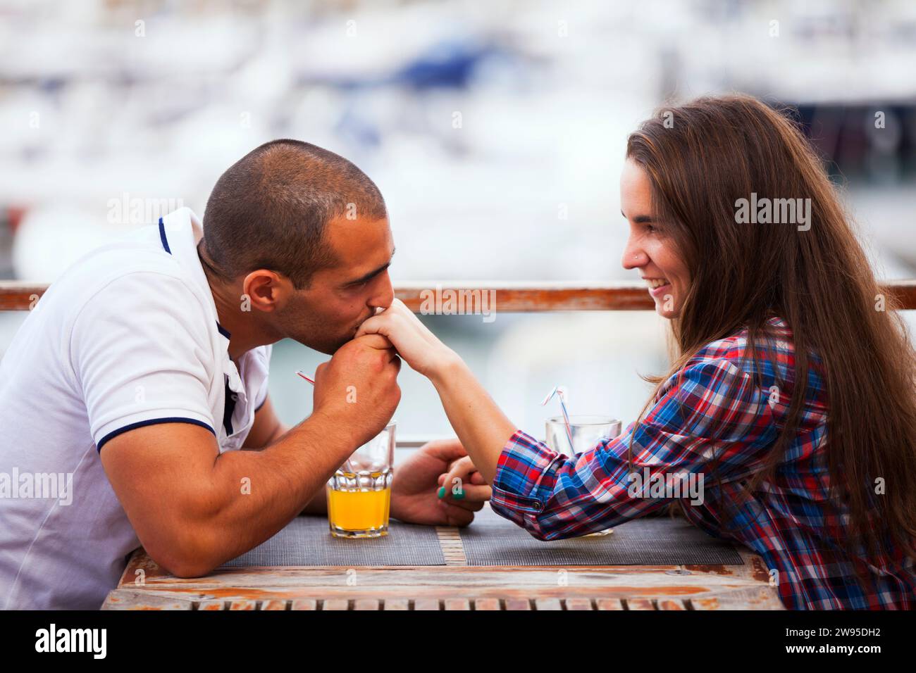 Ein Paar hat Spaß in einer Bar im Freien Stockfoto