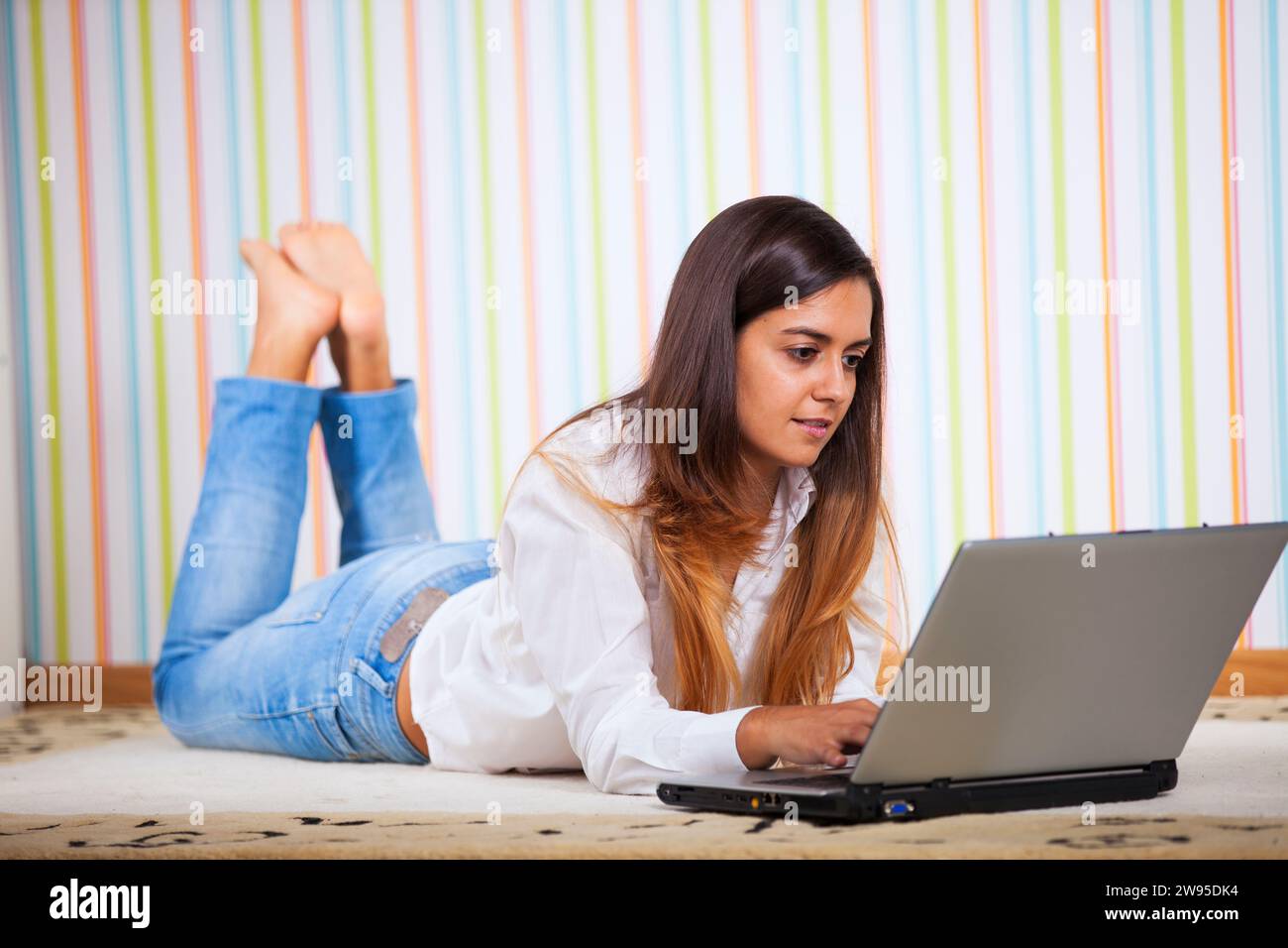 Junge Frau, die Arbeiten an ihrem laptop Stockfoto
