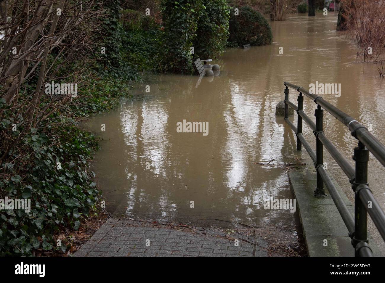 Hochwasser der Else, ein Gehweg endet im Wasser, nahe dem Rathaus in Buende, 24.12.2023. *** Flut der Else, ein Gehweg endet im Wasser, in der Nähe des Rathauses in Buende, 24 12 2023 Stockfoto