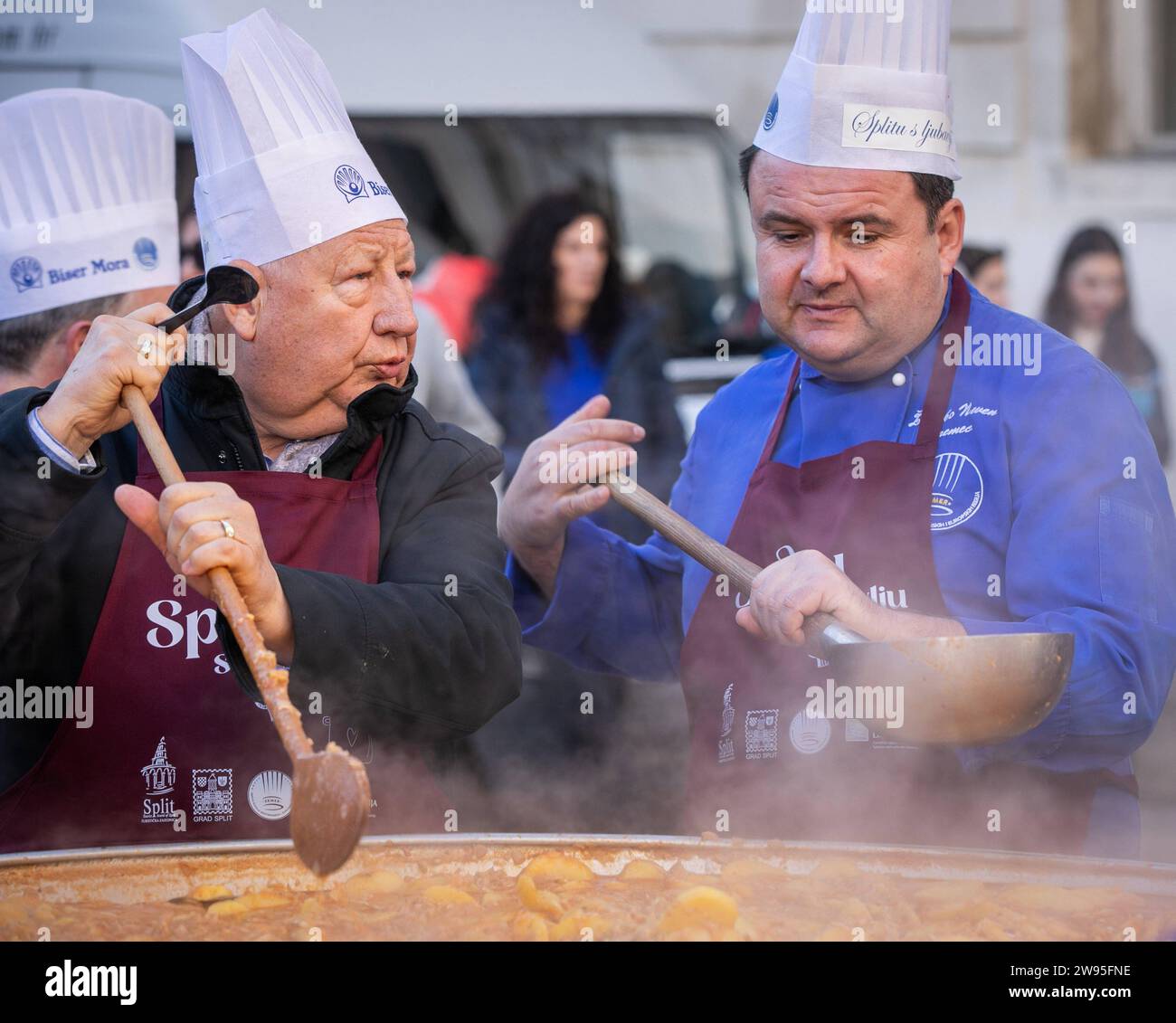 Kroatien, Split 241223. Etwa fünftausend Portionen Kabeljau und die gleiche Anzahl von Krapfen wurden in Peskaria in Split im Rahmen des Split with Love Events verteilt, das traditionell am Heiligabend stattfindet. Auf dem Foto: Pavo Jerkovic i Zeljko Bremec. Foto: SASA Buric / CROPIX Copyright: XSasaxBuricx/xCROPIXxSasaxBuricx bakalar peskarija bozic8-241223 Stockfoto