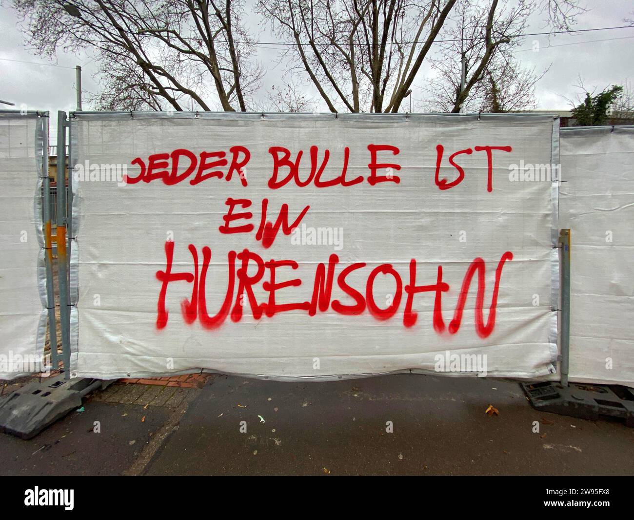 JEDER BULLE ist ein HURENSOHN, Hassrede, Hassrede, Slogan, Beleidigung, Graffiti am Bauzaun, rot, gegen Polizei, Bad-Cannstatt, Stuttgart Stockfoto