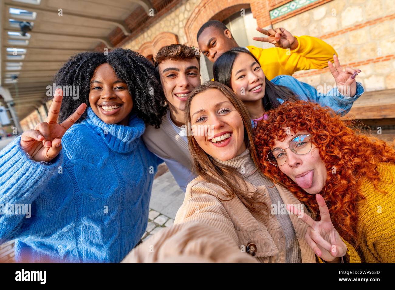 Freunde ziehen Gesichter, während sie ein Selfie in der Stadt machen Stockfoto