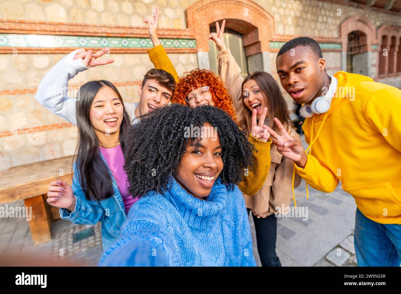 Afrikanisches Mädchen und verschiedene Freunde machen ein Selfie in der Stadt Stockfoto