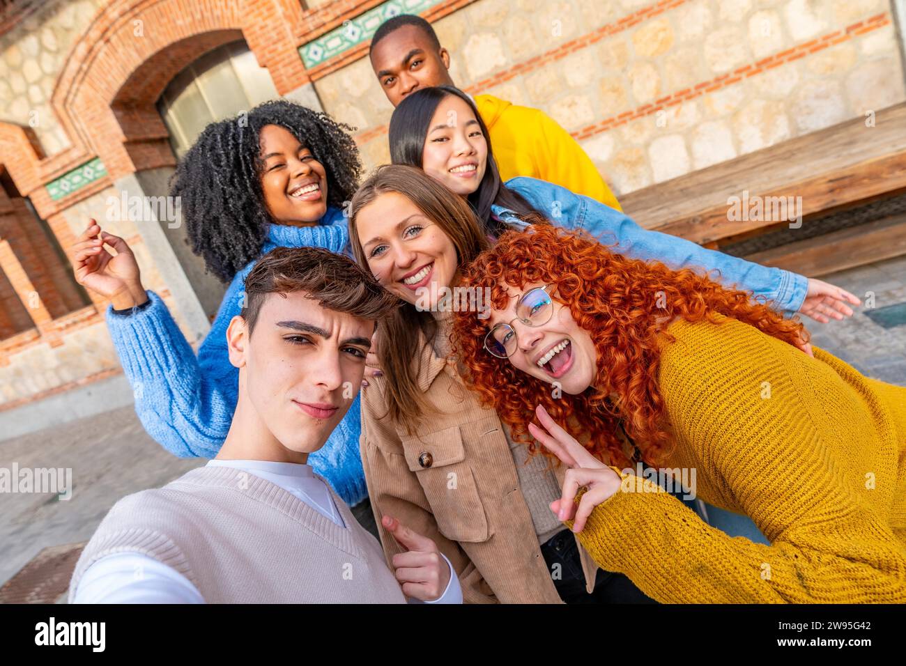 Persönliche Perspektive einer Gruppe verschiedener Jugendfreunde, die ein Selfie auf der Straße machen Stockfoto