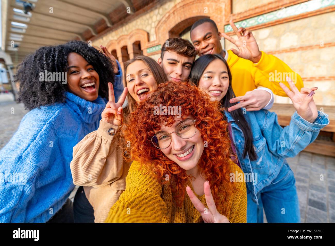 Junge, vielfältige Freunde, die beim Selfie in der Stadt Erfolg zeigen Stockfoto