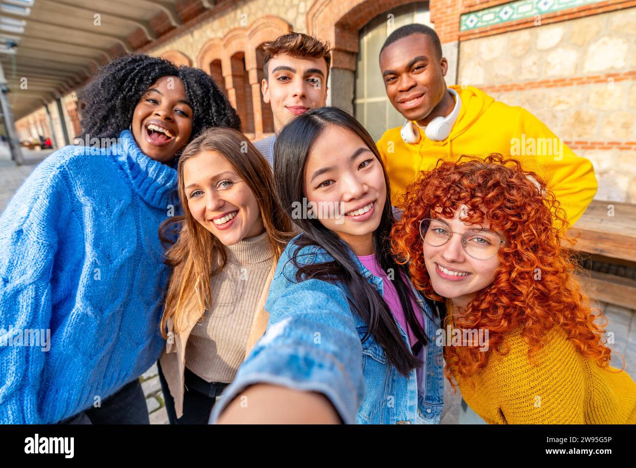 Persönliche Perspektive eines chinesen und verschiedener Freunde, die draußen ein Selfie machen Stockfoto