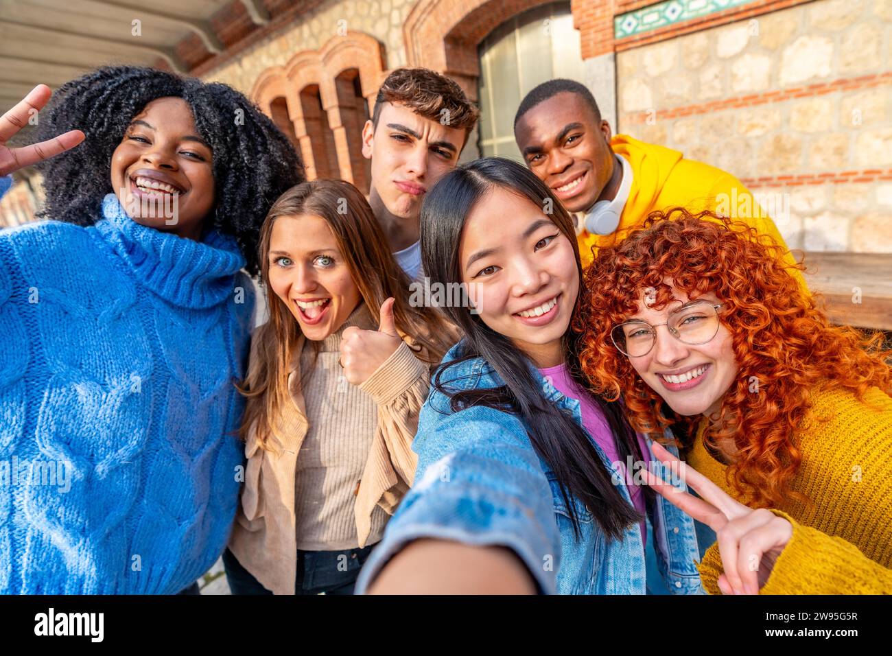 Persönliche Sicht einer Gruppe multirassischer Jugendlicher, die auf der Straße ein Selfie machen Stockfoto
