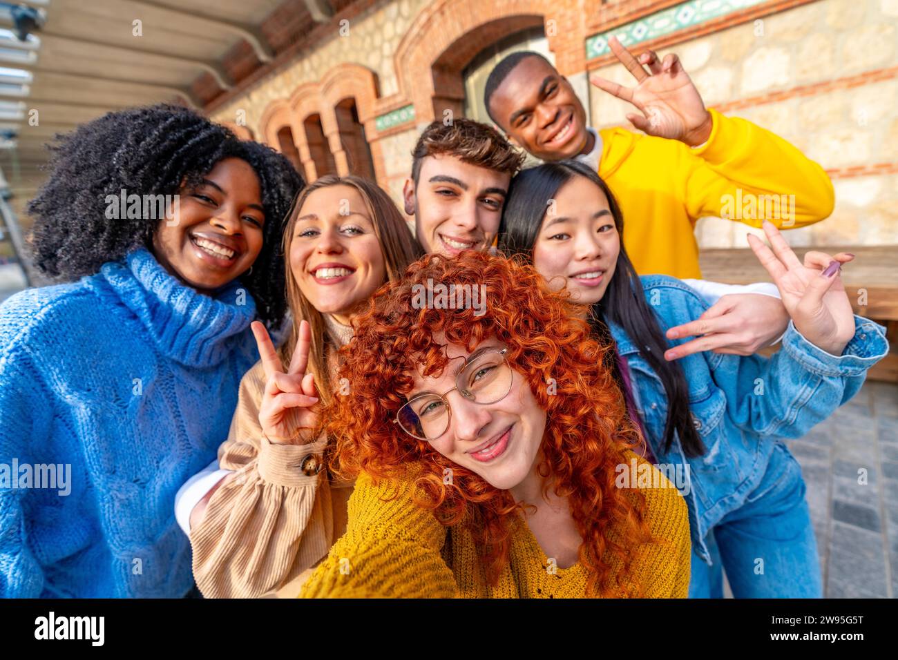 Die Schüler geben Erfolge beim Selfie in der Stadt Stockfoto