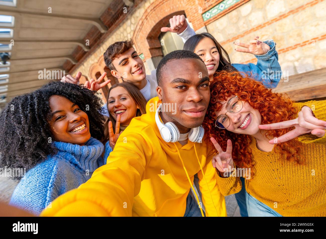 Persönlicher Standpunkt eines jungen afrikaners und cooler Freunde, die ein Selfie auf der Straße machen Stockfoto