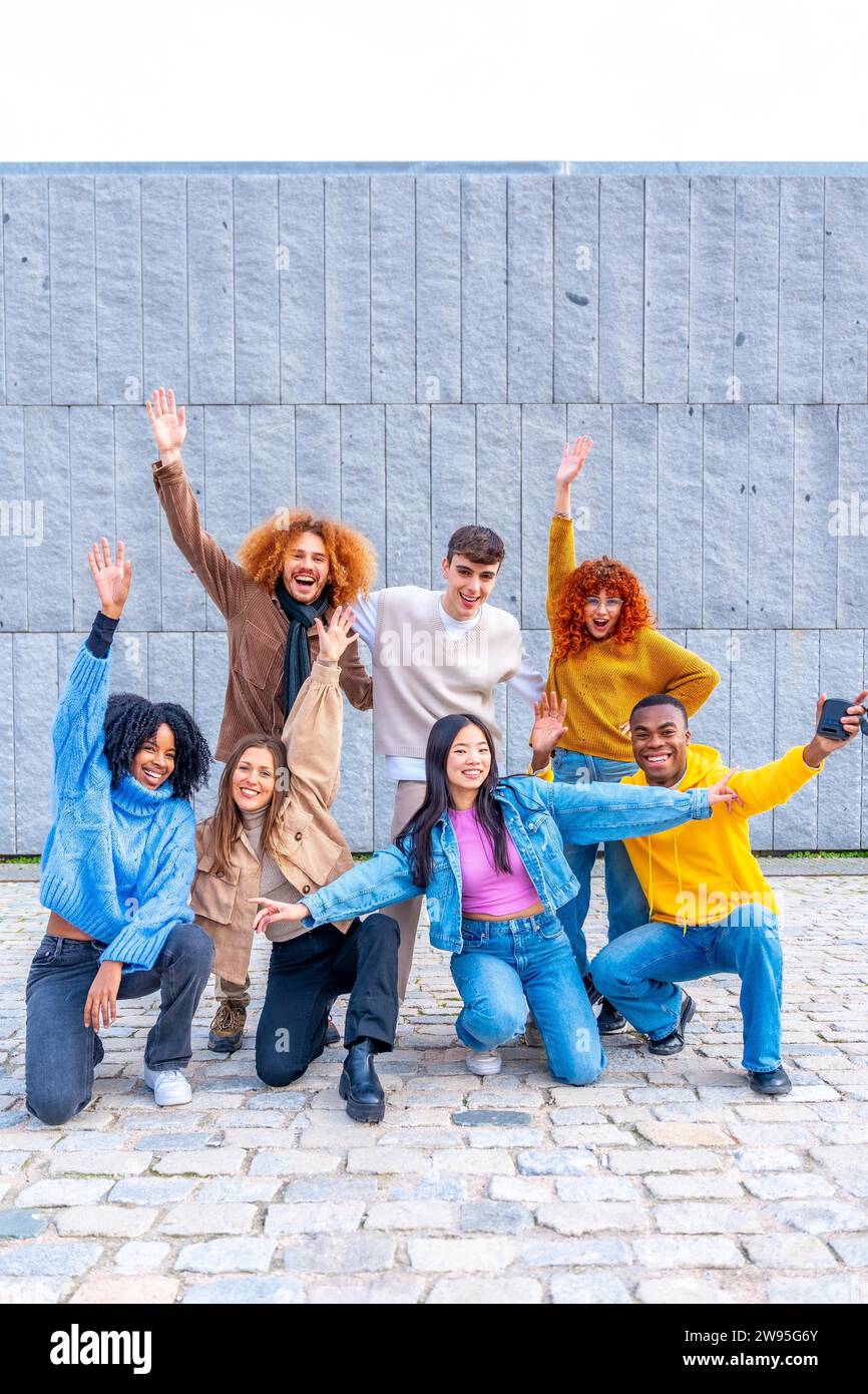 Vertikale lustige Fotogruppe einer Gruppe von Teenagern auf der Straße Stockfoto