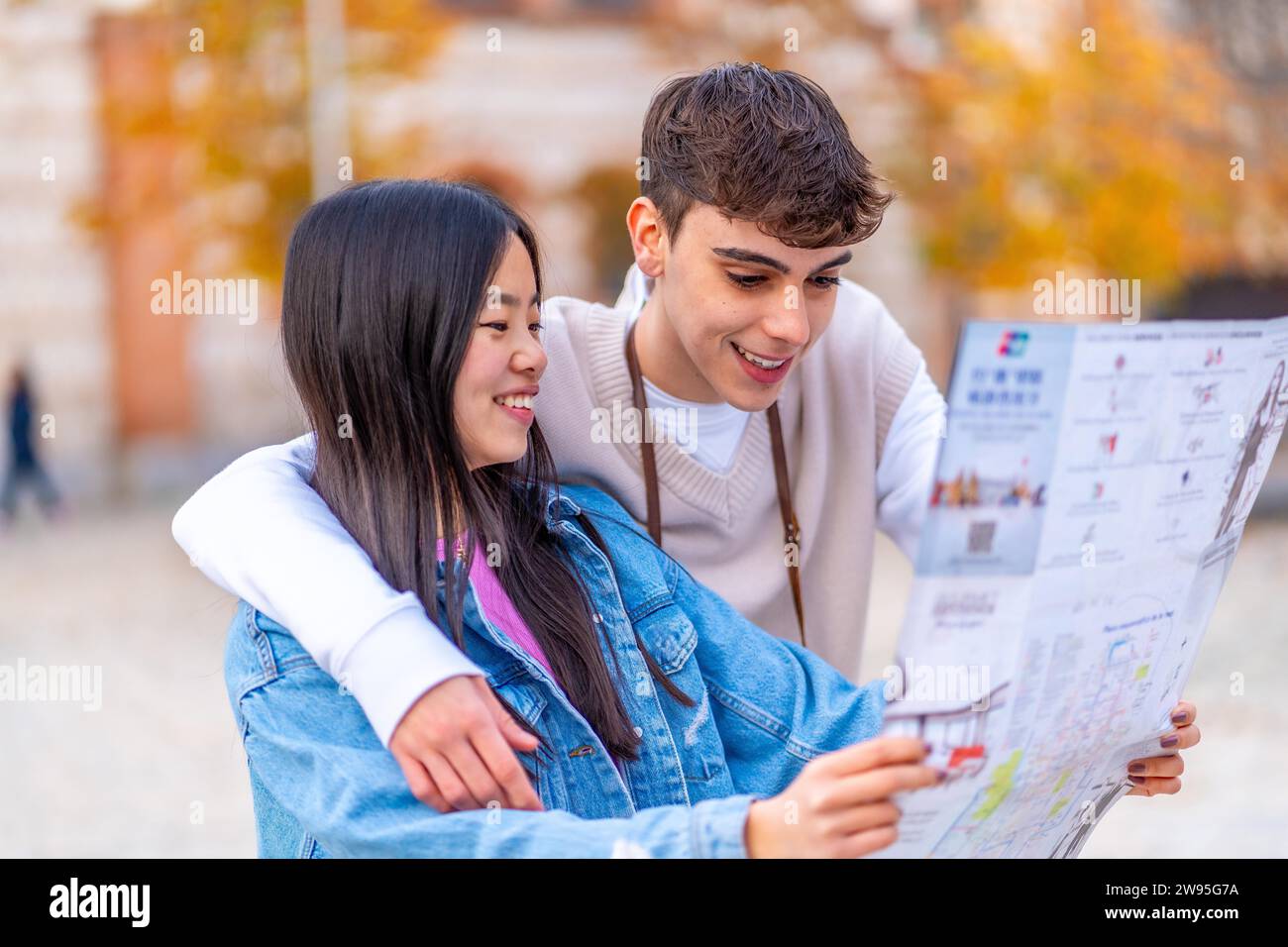 Multi-ethnische junge Freunde, die sich einen Stadtplan ansehen, besuchen eine Stadt Stockfoto