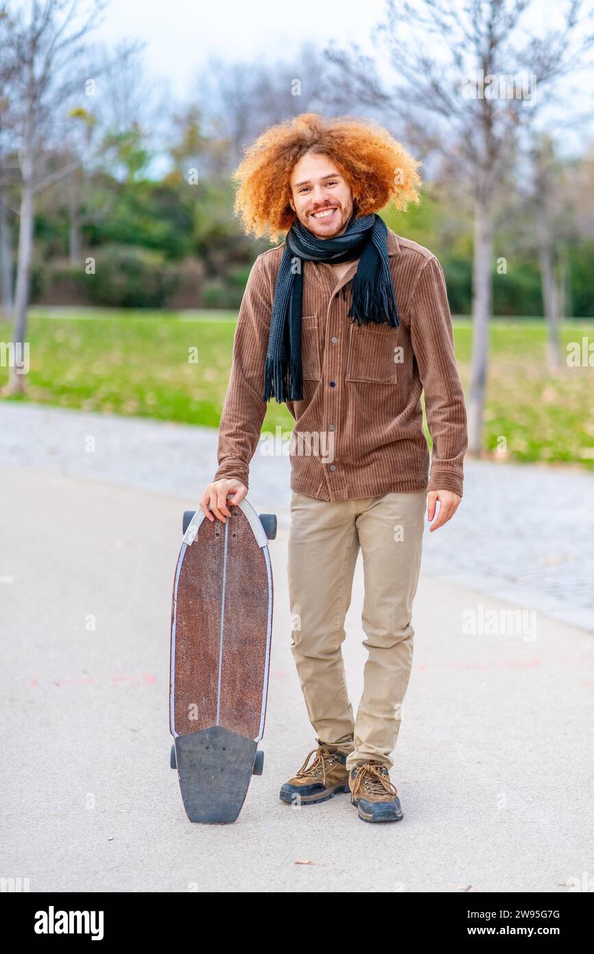 Vertikales Porträt eines Skaters in einem Stadtpark im Herbst Stockfoto
