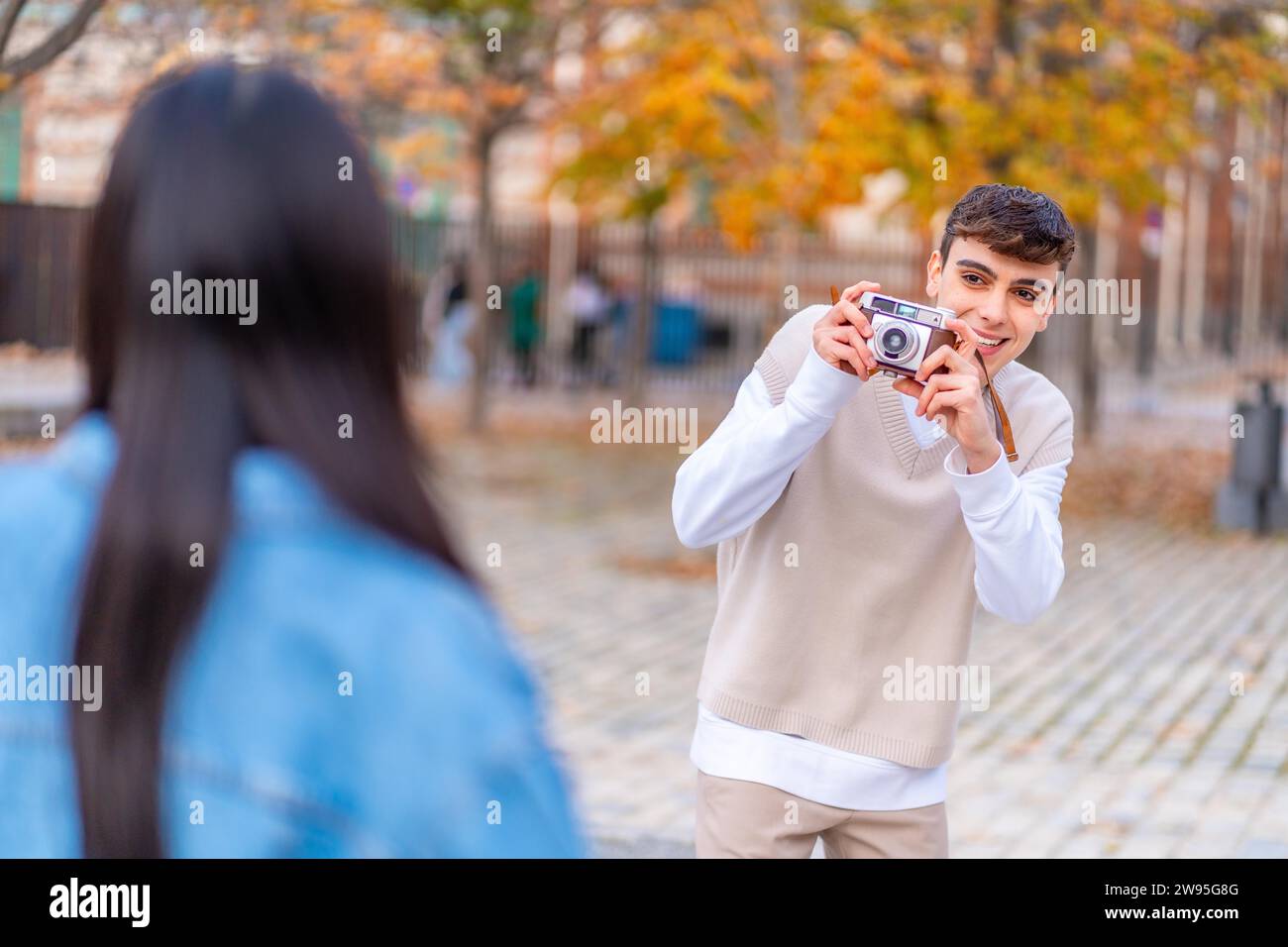 Freunde, die mit einer Digitalkamera in der Stadt Fotos machen Stockfoto