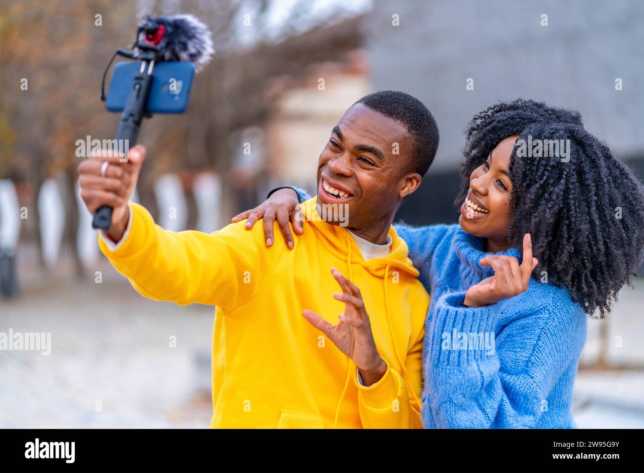 Zwei junge afrikanische Blogger nehmen ein Video auf der Straße auf Stockfoto