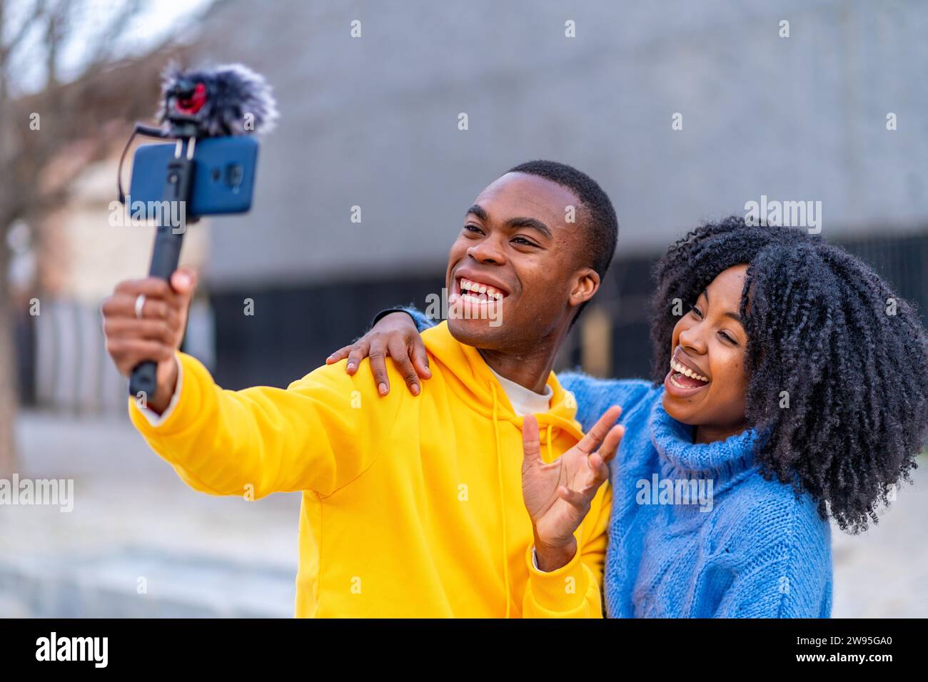 Junge afrikaner lächeln während eines Live-Streams auf der Straße Stockfoto