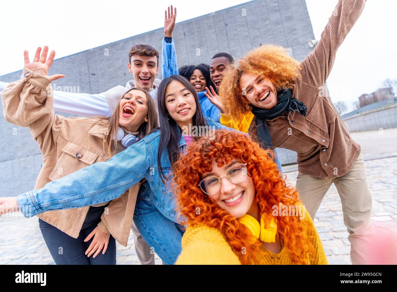 Lustiges Selfie einer multiethnischen Gruppe von Menschen in einem urbanen Raum Stockfoto