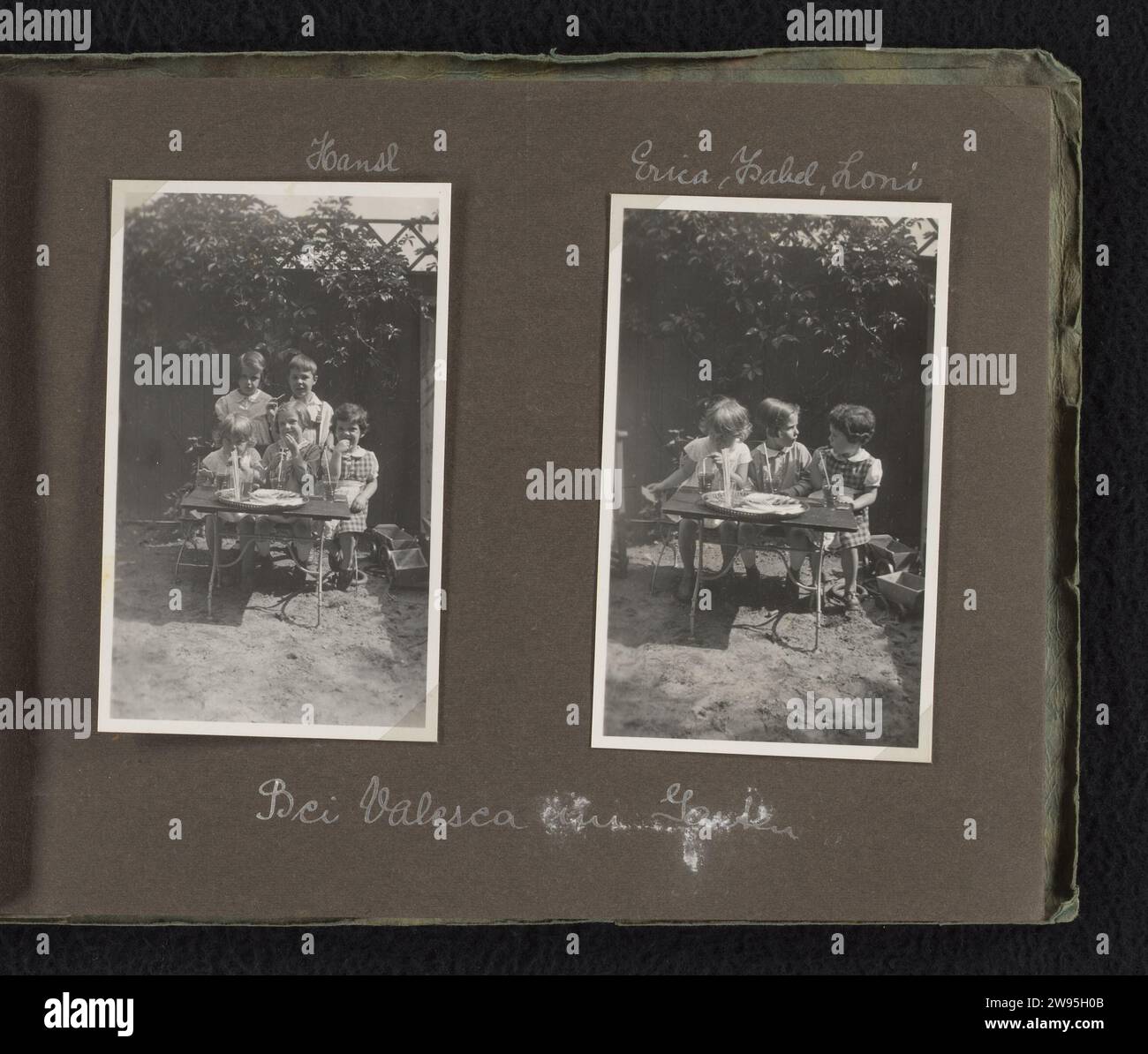 Isabel Wachenheimer mit Erica, Hansl und Loni im Garten bei Valesca, Mitte 1933, Deutschland, Familie Wachenheimer (möglich), 1933 Foto Leaf enthält zwei Fotos. Alle Fotos von Isabel Wachenheimer (in der Bildmitte), Hansl (nur gezeigter Junge), Erica (links) und Loni (rechts). Aus dem Album, halbgroßer, grüner, geäderter Kartoneinband mit Kordelbindung. Deutschland Papier. Fotografischer Träger Gelatine Silberdruck die Familie reist, im Urlaub Stockfoto